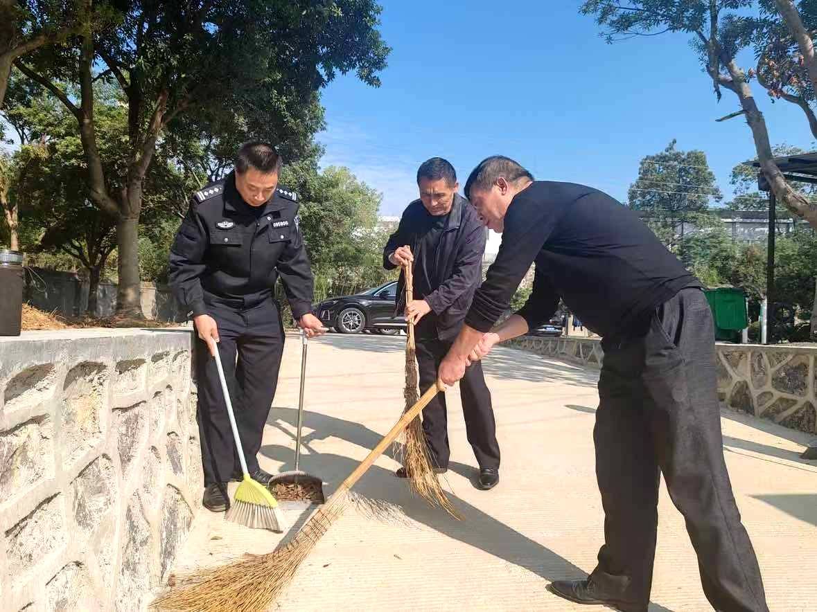 怀铁退休老同志重回警营献余热