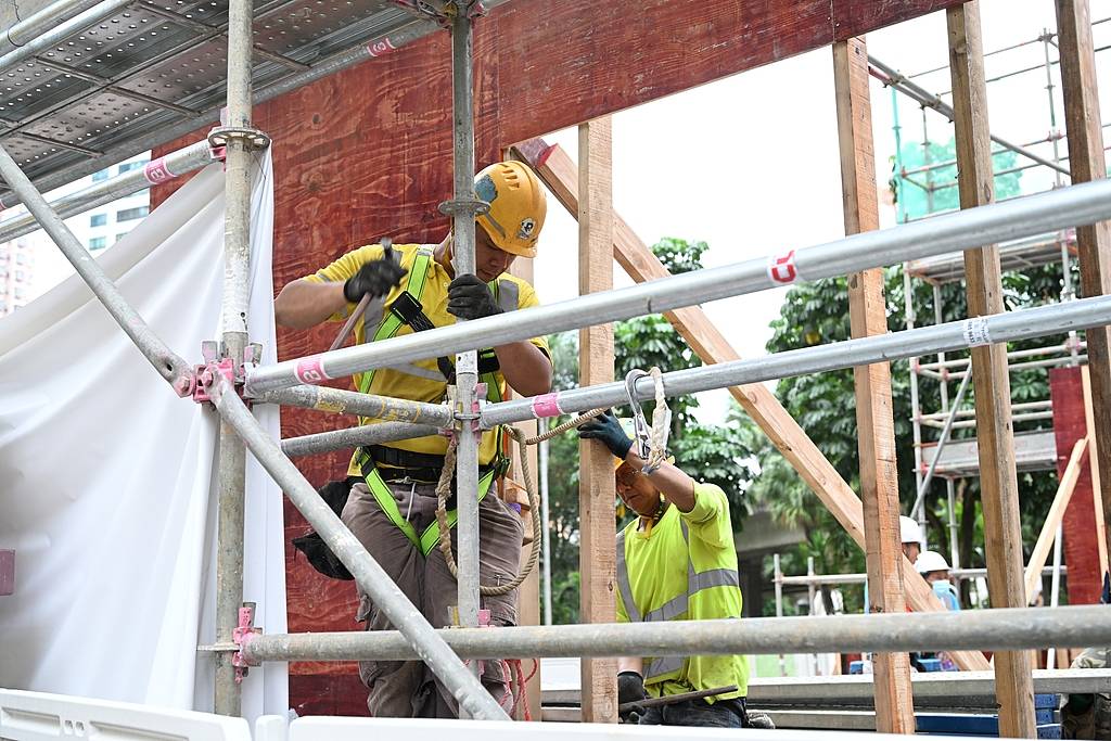 赴香港做建筑工月薪3万月休9天，搞清全貌再说羡慕