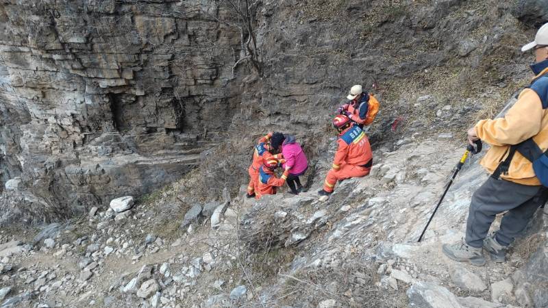 河北保定游客到北京房山登山游玩意外受伤 消防人员全力营救