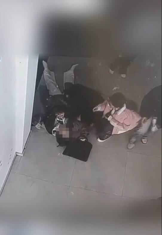 河南一大学老师心脏骤停晕倒，女学生按压施救：我也很害怕，看到老师好转激动手抖