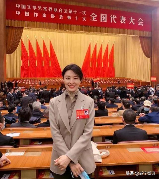 刘涛周涛人民大会堂同穿正装，显女明星与女干部差距