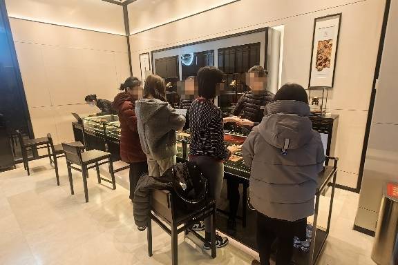 日赚380万元、单店营收1亿元，股价8个月涨超12倍，老铺黄金靠古法金“双向收割”
