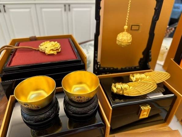 日赚380万元、单店营收1亿元，股价8个月涨超12倍，老铺黄金靠古法金“双向收割”