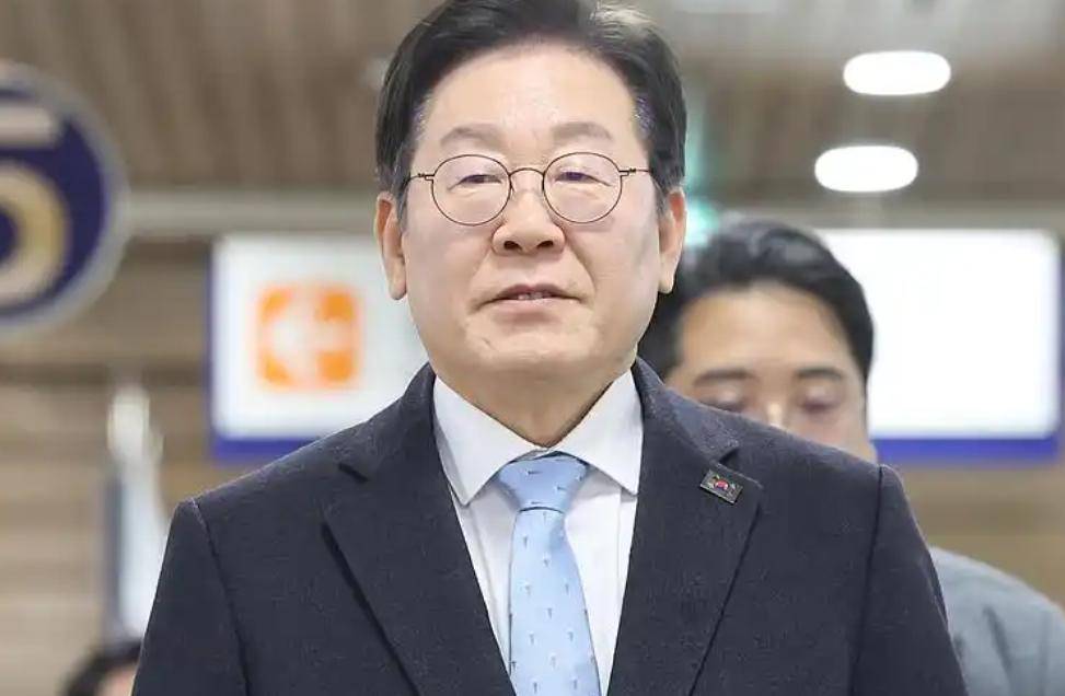 支持率反超，尹锡悦被逼下台，李在明沉默不语，韩国被列入黑名单