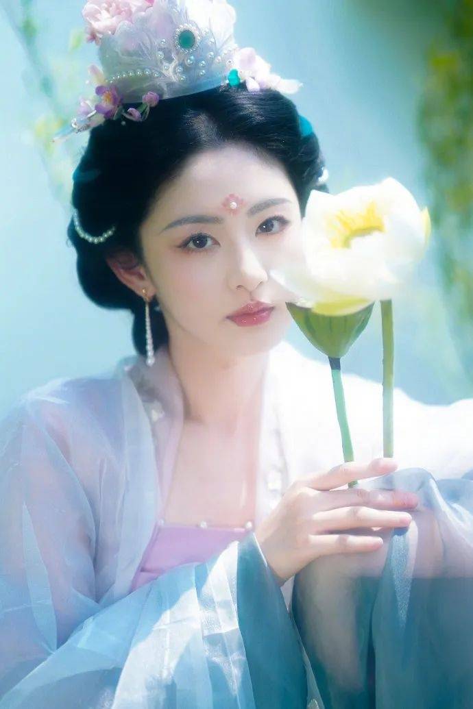 于正夸旗下女星“这绝世容颜”上热搜，评论区翻车，女方回应