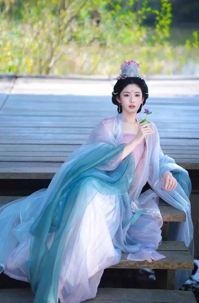 于正夸旗下女星“这绝世容颜”上热搜，评论区翻车，女方回应