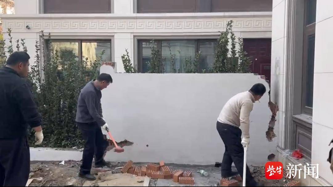紫牛问政|谁拆了小院？南京业主私自改建公共绿地为小院遭强拆，拆除人员身份引争议