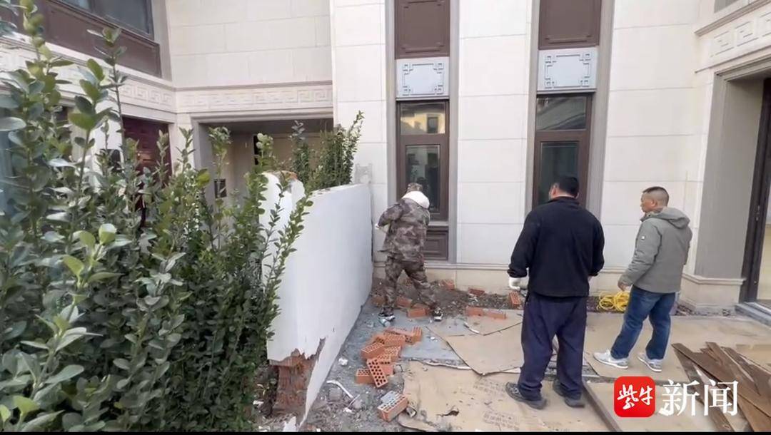 紫牛问政|谁拆了小院？南京业主私自改建公共绿地为小院遭强拆，拆除人员身份引争议
