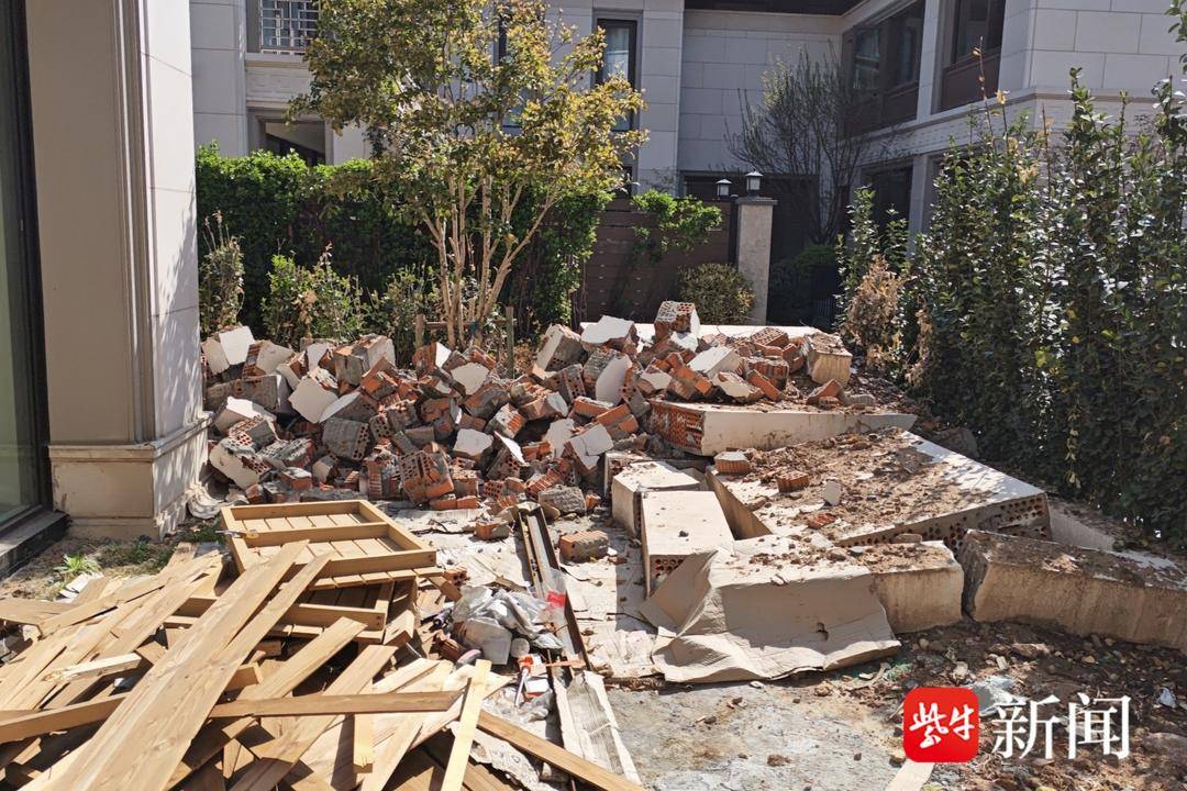 紫牛问政|谁拆了小院？南京业主私自改建公共绿地为小院遭强拆，拆除人员身份引争议