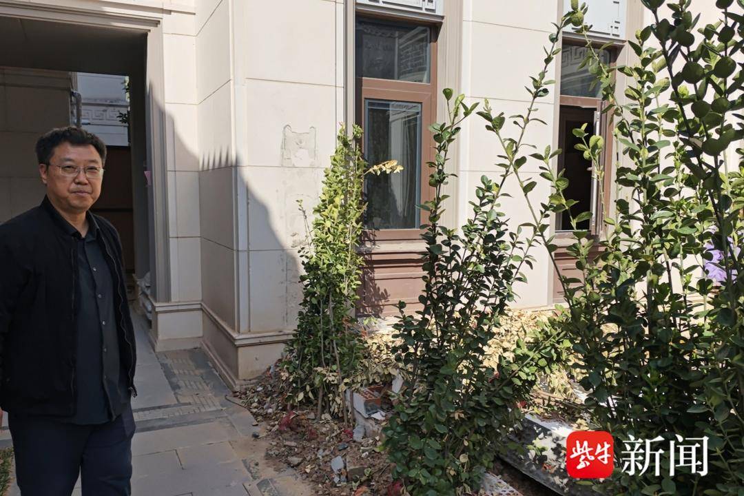 紫牛问政|谁拆了小院？南京业主私自改建公共绿地为小院遭强拆，拆除人员身份引争议