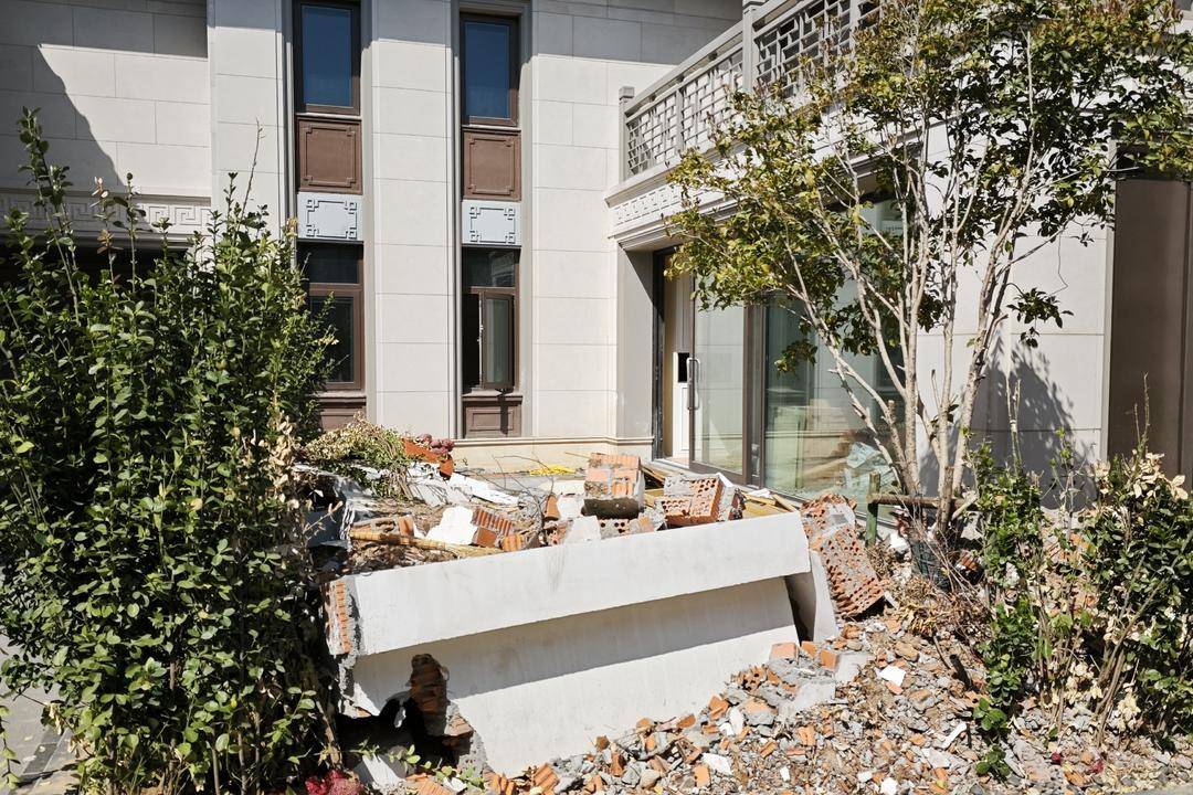紫牛问政|谁拆了小院？南京业主私自改建公共绿地为小院遭强拆，拆除人员身份引争议