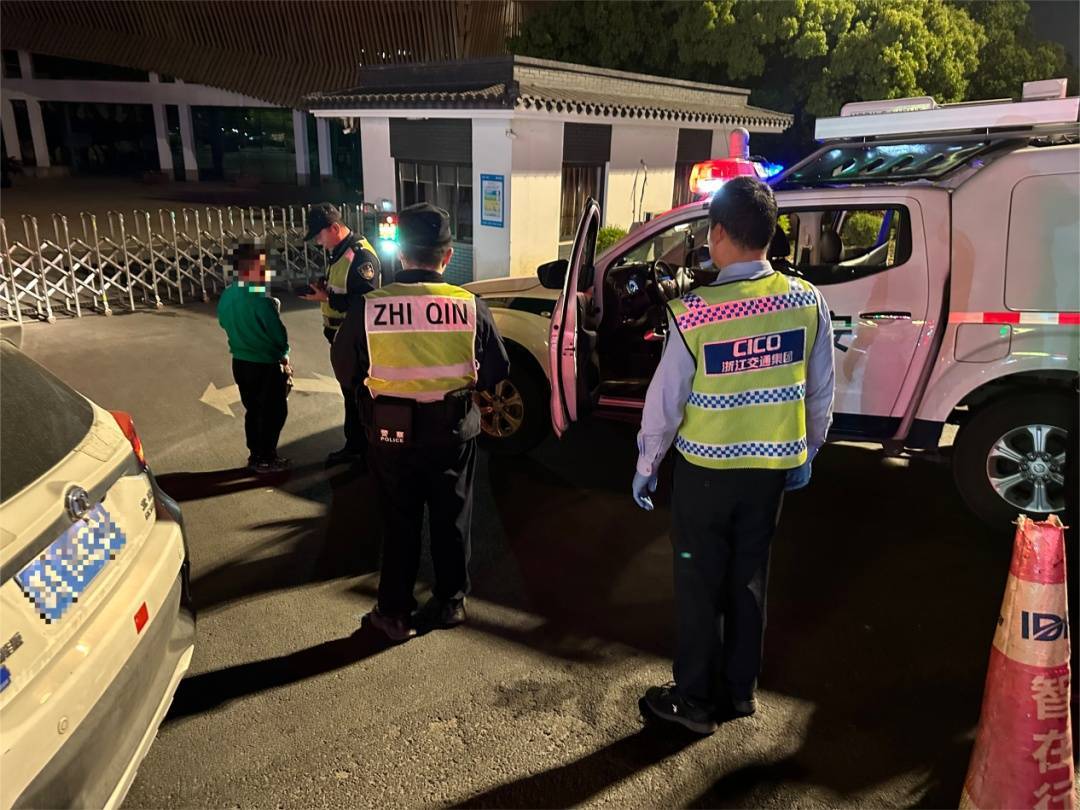 12岁男孩凌晨偷开父母车上高速，因车技太差被发现了……