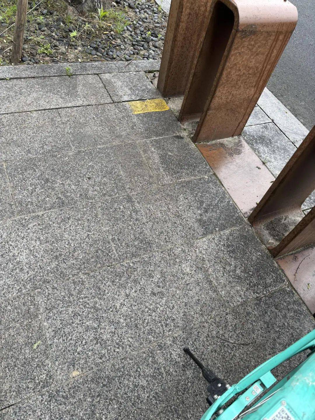 擦不掉，根本擦不掉！杭州女子家门口遭“暗算”：这是啥？