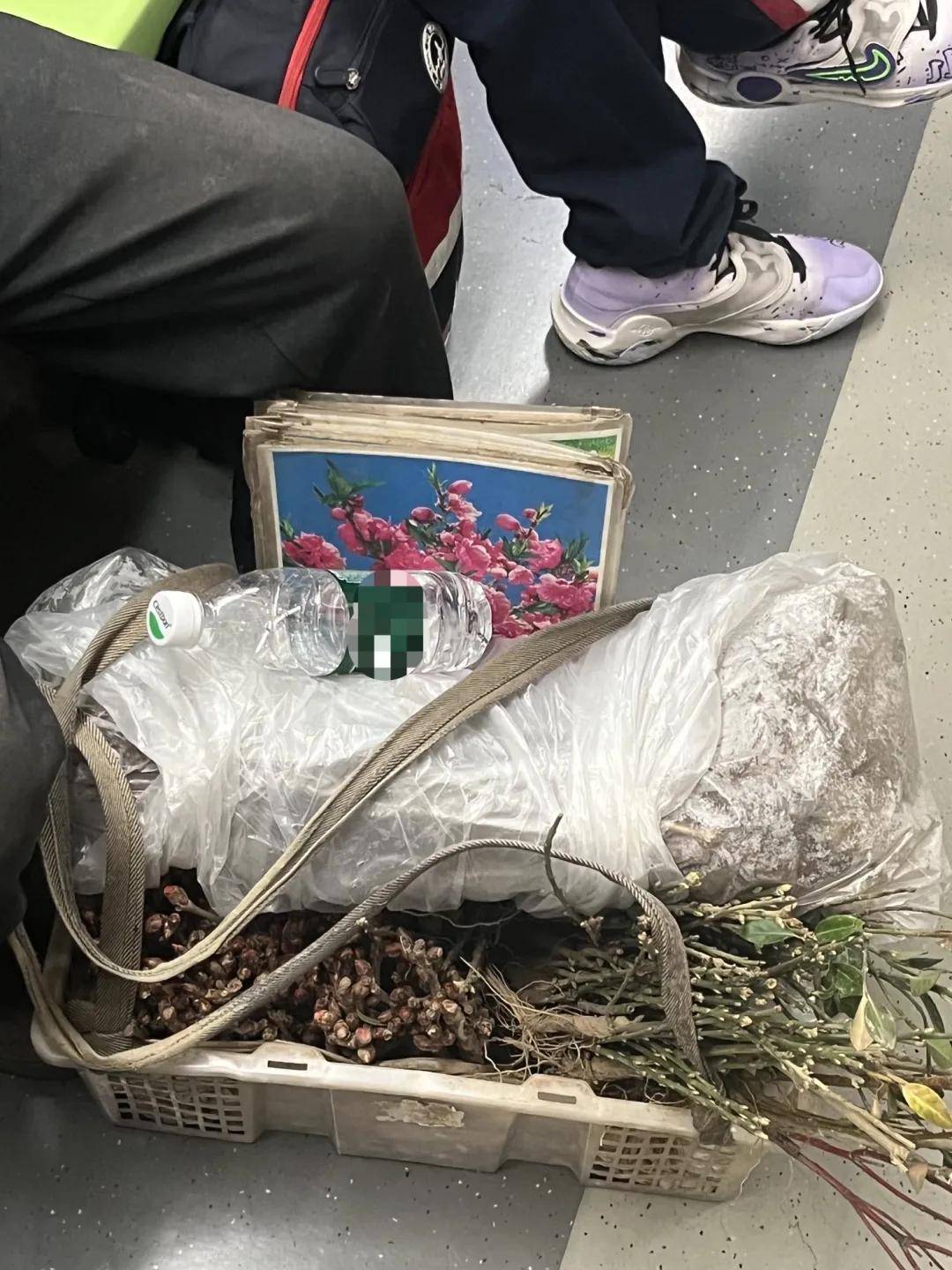 热搜第一！务工大哥坐地铁被邻座骂脏，她挺身而出：“我愿意跟他挨着”