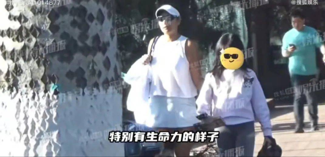湖南籍超模瞿颖，和男友带两个女儿一起打网球