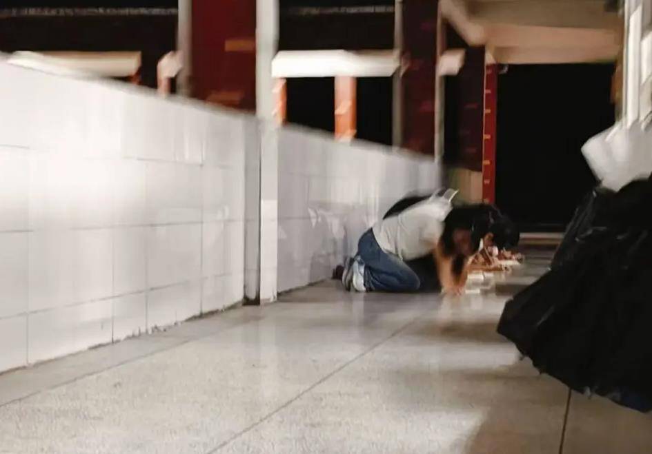 中学老师要求学生一字排开下跪写检讨？惩戒和侮辱不能混为一谈