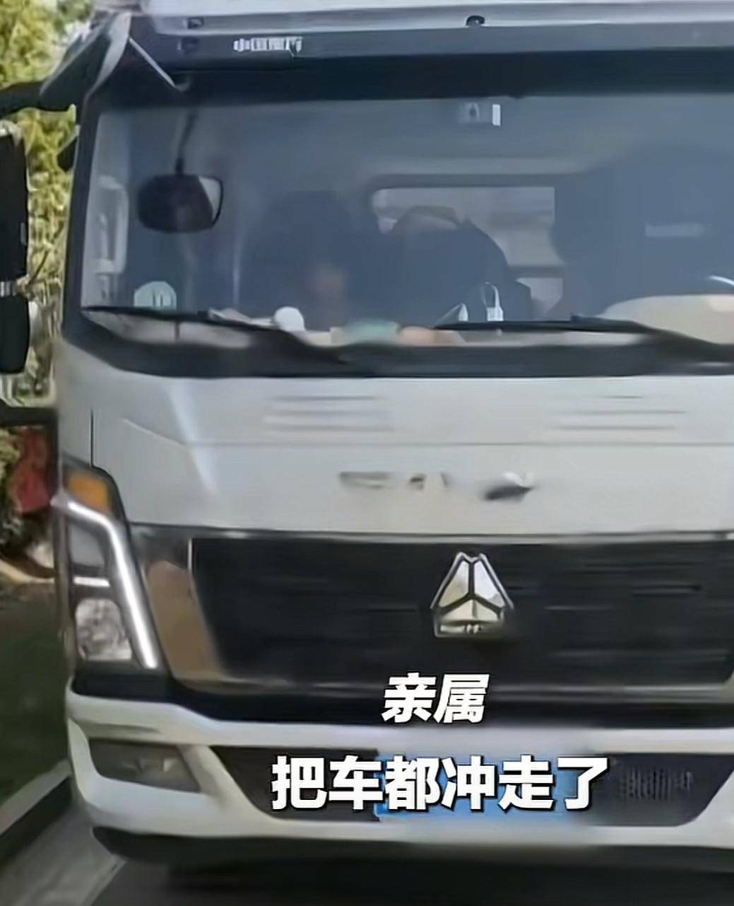 张家界被洪水冲走女子已遇难，其丈夫在树上获救！原定去送货