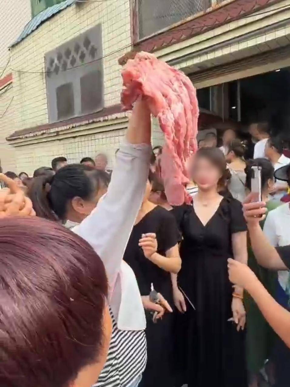 富顺通报“家长质疑一学校食材质量”：采购搁置较久精排且未用冷链运输，已立案调查