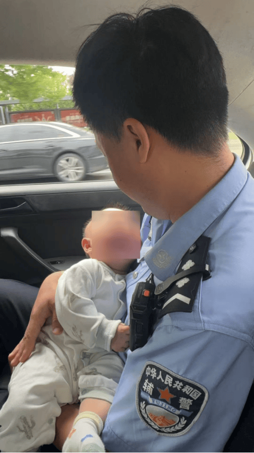 八个月婴儿高温被困车内一小时，灌云民警化险为夷