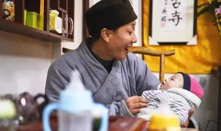 “救助百名弃婴的道禄和尚”被警方带走，通报：善款大多用于个人高消费