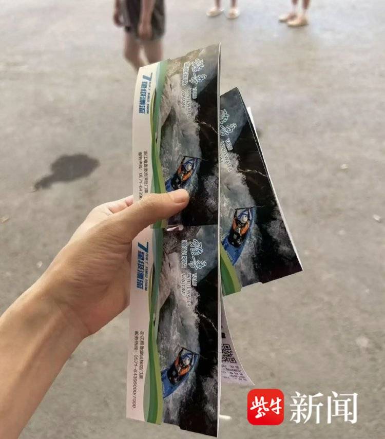 “有本事自己捞”杭州一景区内村民捞手机索酬未果扔回水中，多方回应