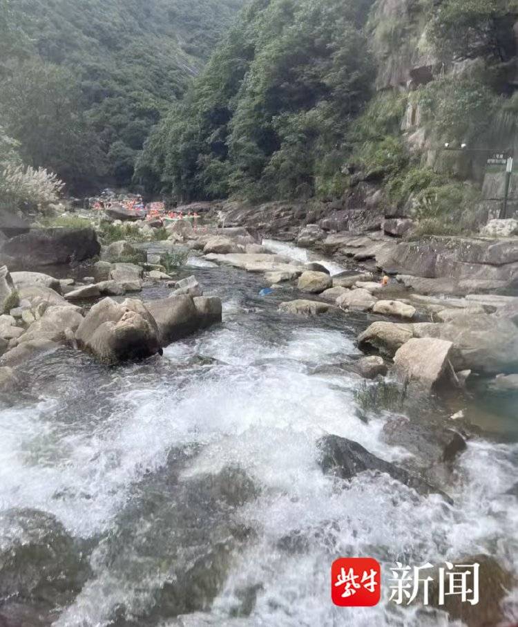 “有本事自己捞”杭州一景区内村民捞手机索酬未果扔回水中，多方回应