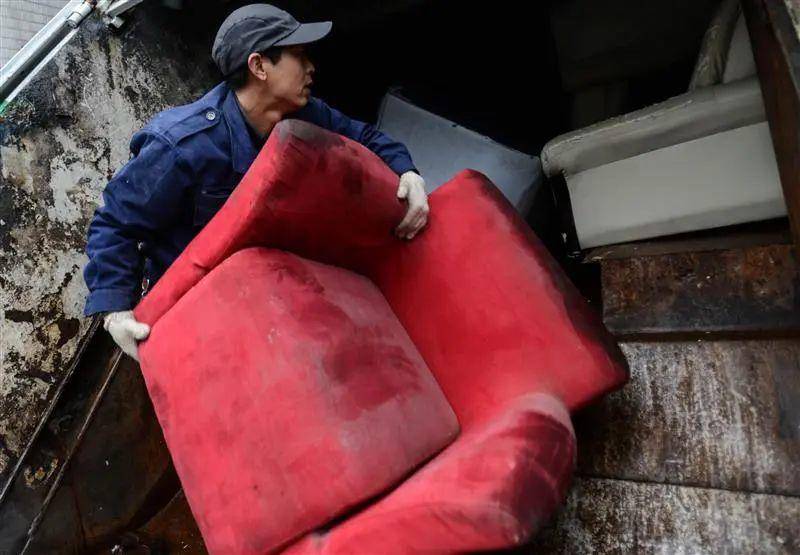 快评丨“扔旧的比买新的还难”，大件垃圾处理难题如何解？